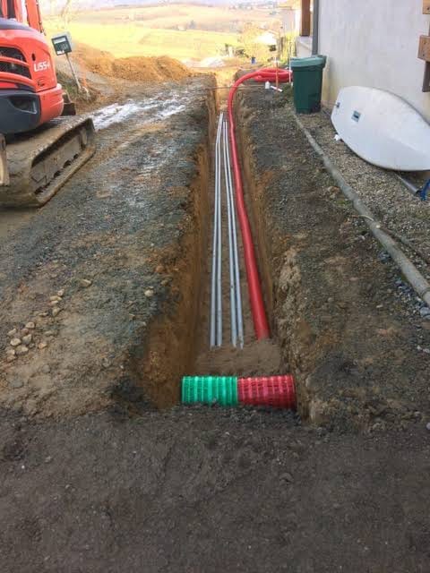 Tranchée technique avec fourreaux et grillage avertisseur